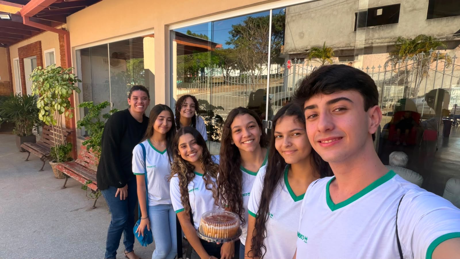 Os seis idealizadores do projeto Conexão de Gerações II antes de uma visita