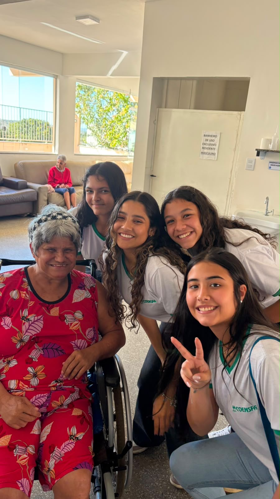 Adolescentes do projeto ao lado de uma senhora no Lar São Mateus